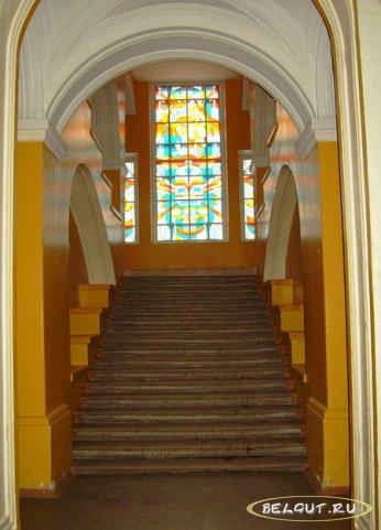 Витраж и лестница на второй этаж Белгута